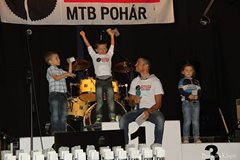 Vítězové Pražského MTB poháru 2016 získali své dlažební kostky!