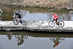 Druhý závod TOMKET Pražského MTB poháru v Jenči vyhrál Kulhavý a Czeczinkarová!