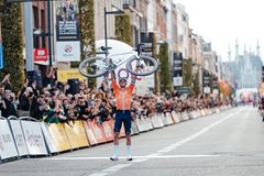 Van der Poel je mistrem světa v gravelu, Vakoč 21.