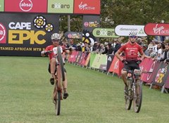 Hynek ve třetí etapě Cape Epic osmý, Kulhavý vítězství neobhájí