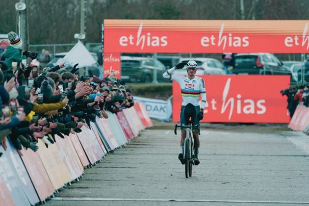 Van der Poel triumfoval na SP v Zonhovenu, Bukovská opět na stupních vítězů