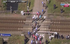 Video: Vlak na Paříž - Roubaix rozdělil peloton 