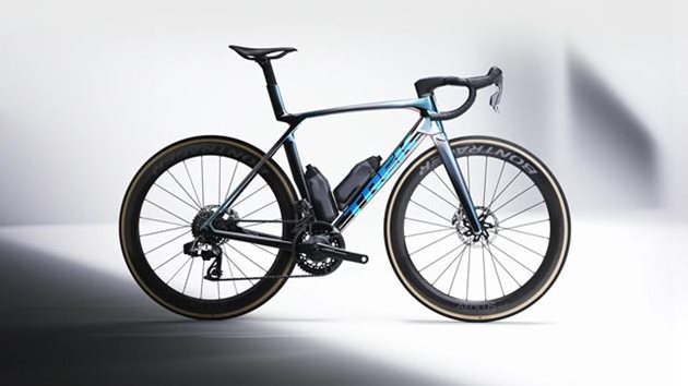 Trek Madone Gen 8: Lehkost a aerodynamika v jediném kole