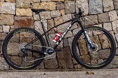 Nový Trek Procaliber s masivním otvorem v horní rámové trubce