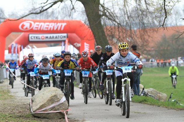 Cyklisté se při Madeta Okolobudějc prohnali kolem hvězdárny na Kleti