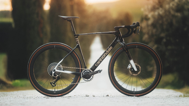 Závodní gravel raketa. To je nový Cannondale SuperX!